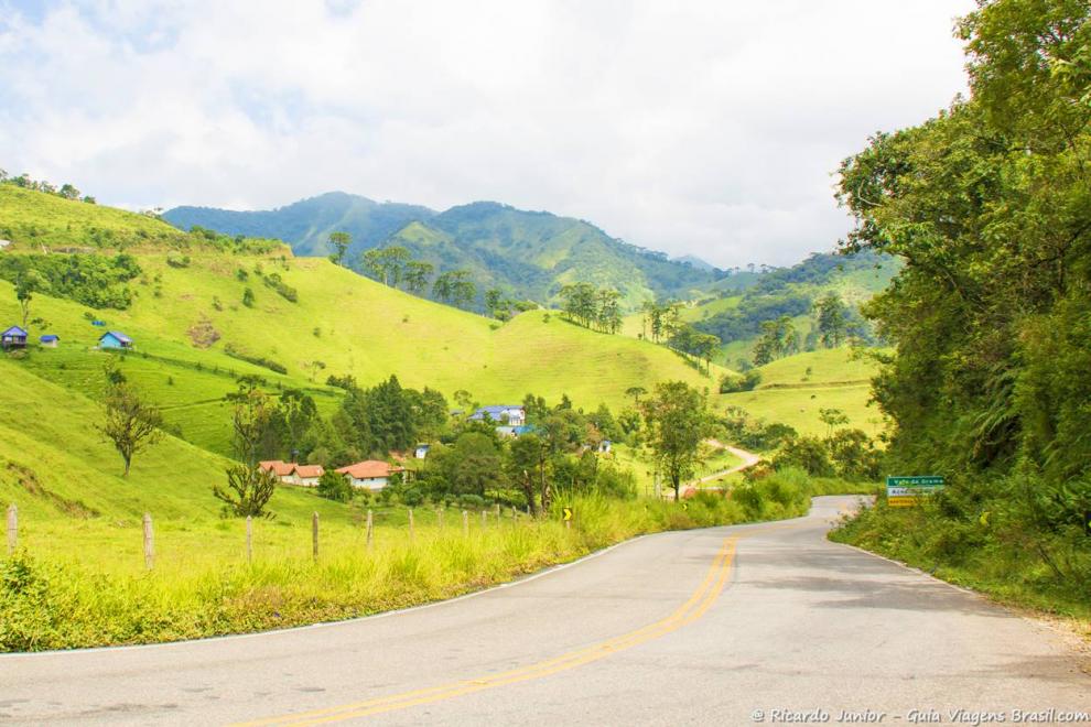 Curvas acentuadas e uma bela vista da Serra da Mantiqueira na estrada que leva a Visconde de Mauá