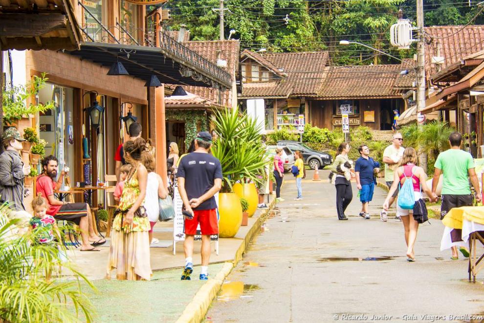 Restaurantes e lojas no lado carioca da Vila de Maringá