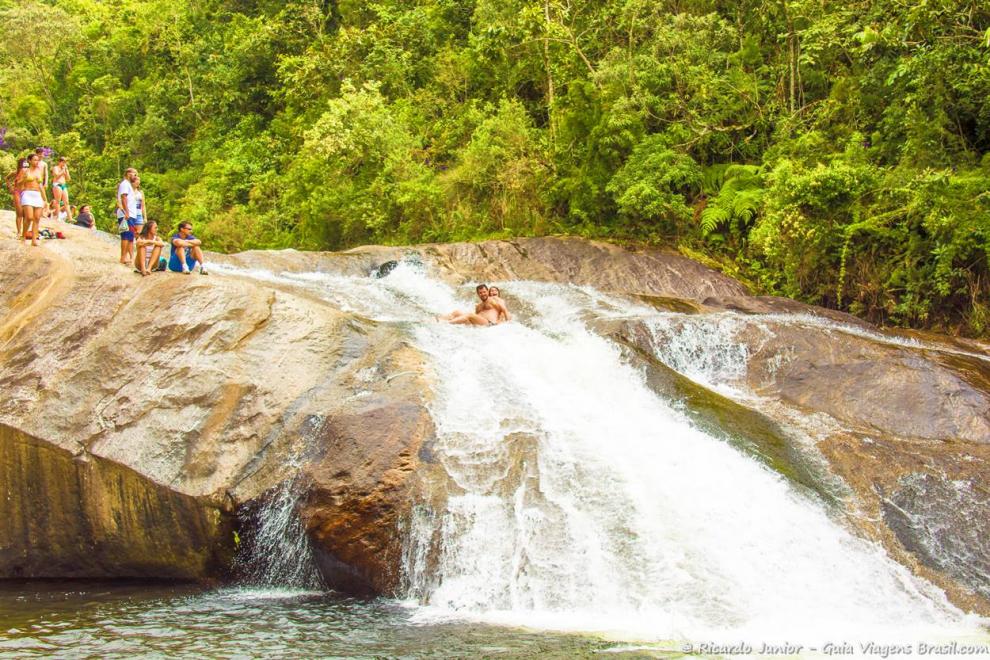 Casal descendo na Cachoeira do Escorrega