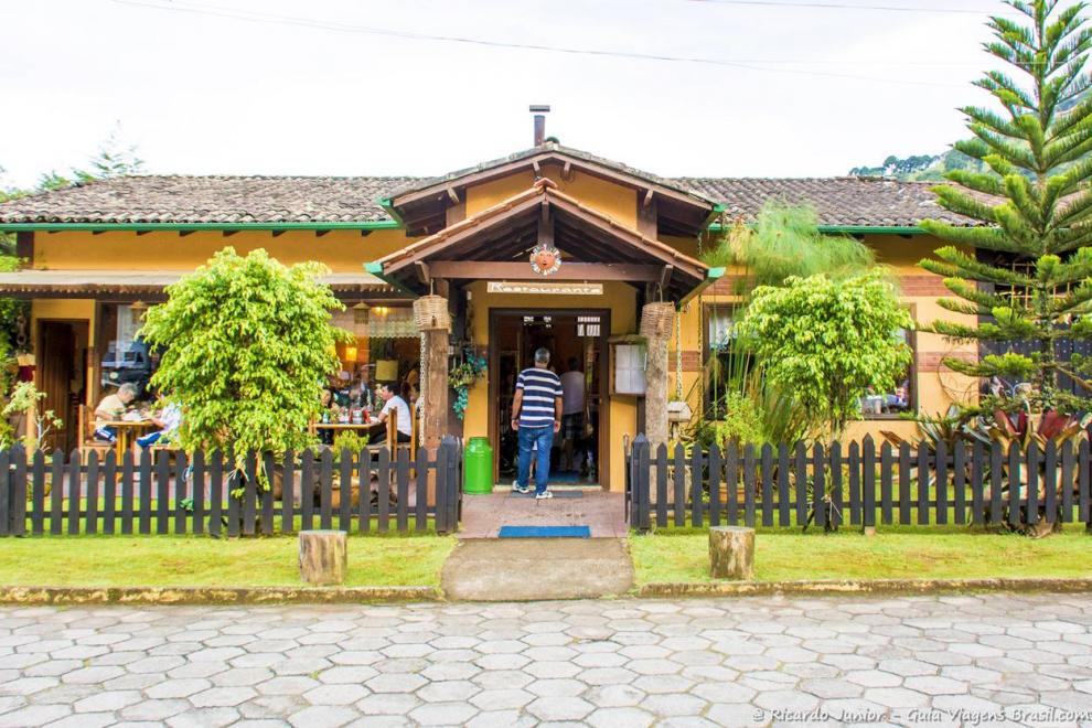 Restaurante na vila mineira de Maringá 