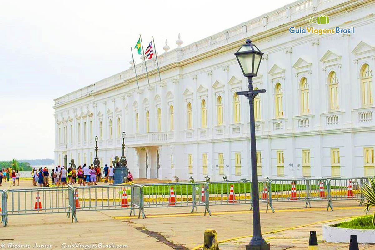 Imagem de visitantes fotografando fachada do fórum.