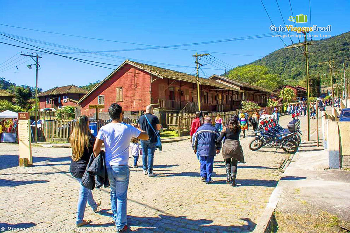 Imagem de visitantes pelas ruas de Paranapiacaba.