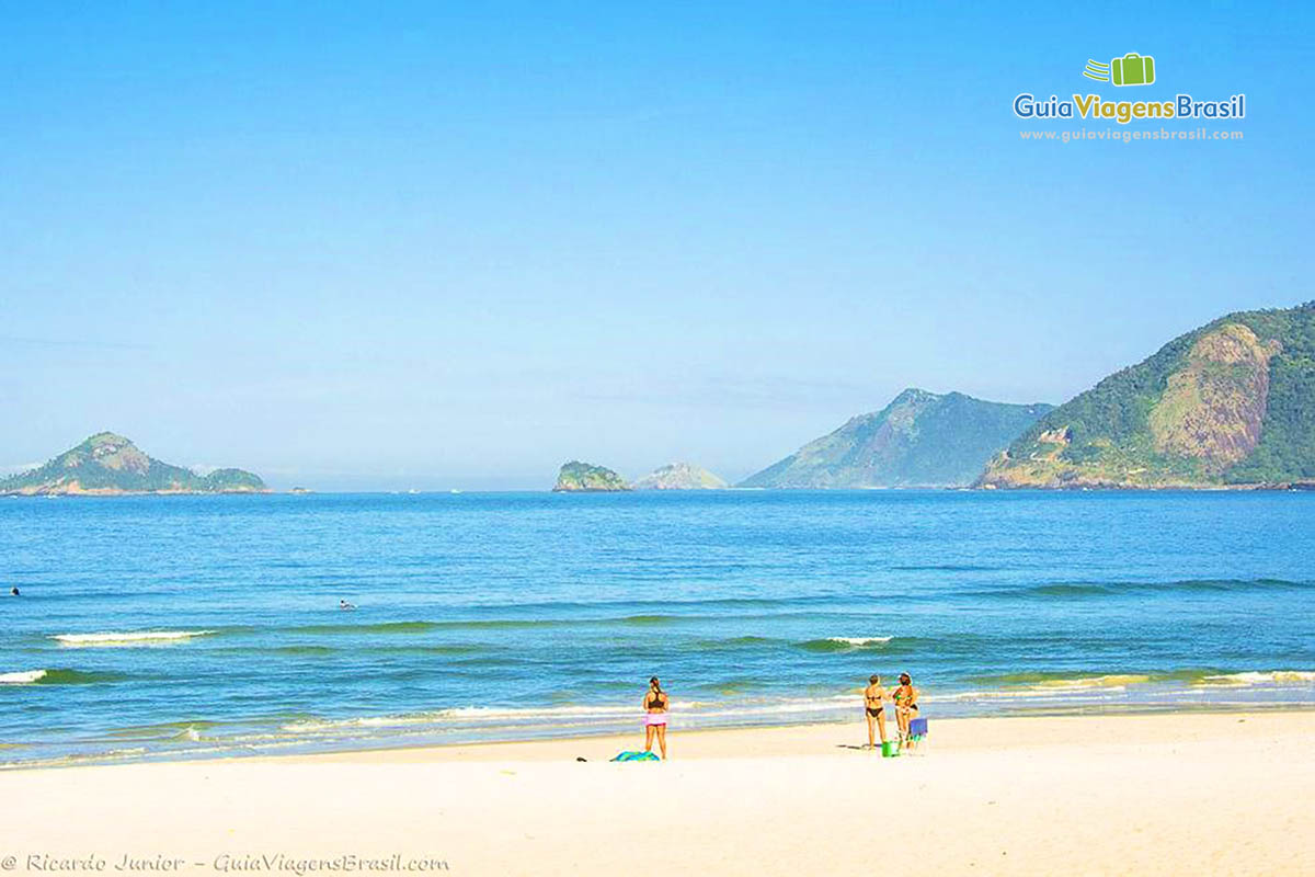 Imagem de visitantes curtindo o dia na Praia do Recreio.