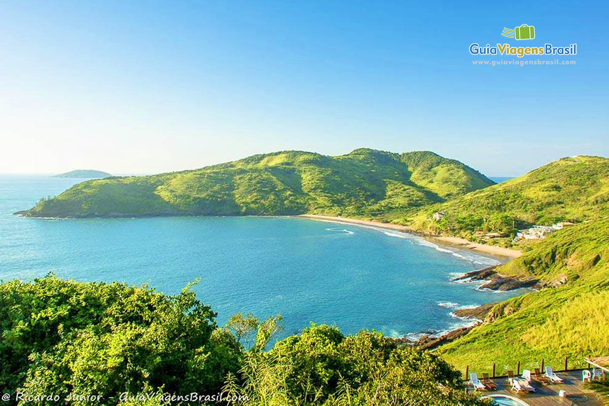 Imagem da vista aérea da Praia Brava, sendo possível ver toda vegetação em torno e belo mar.