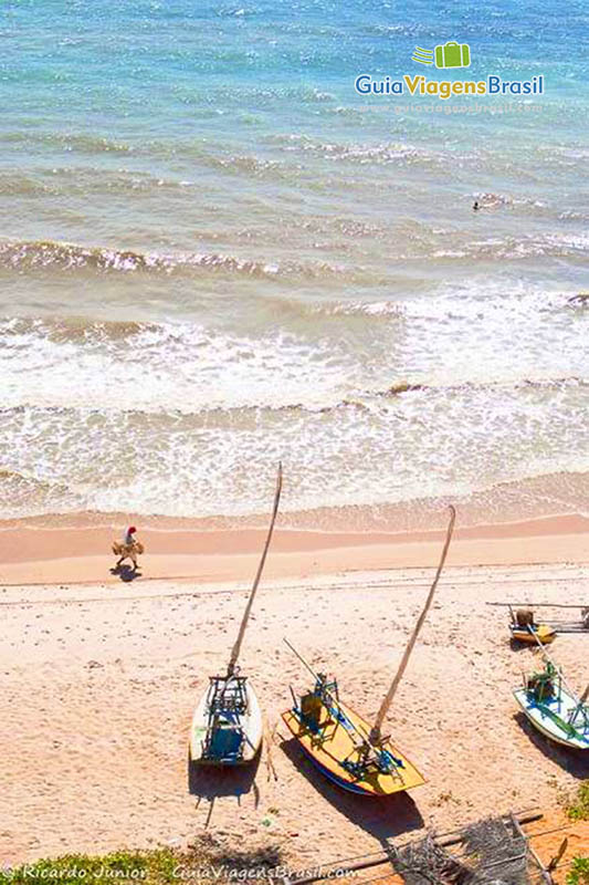 Imagem do alto da Praia Canoa Quebrada.