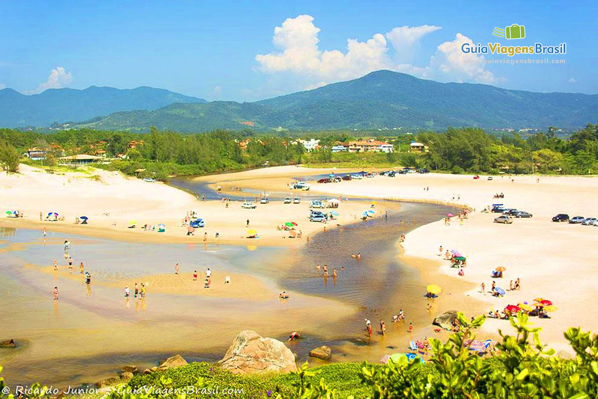 Imagem do alto de turistas nas águas da lagoa.