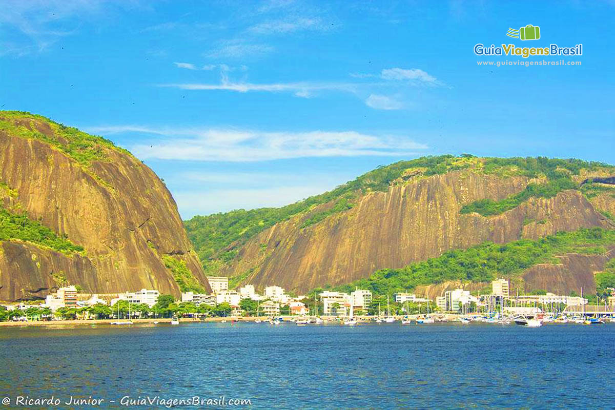 Imagem de um passeio com vista para o mar no Aterro do Flamengo.