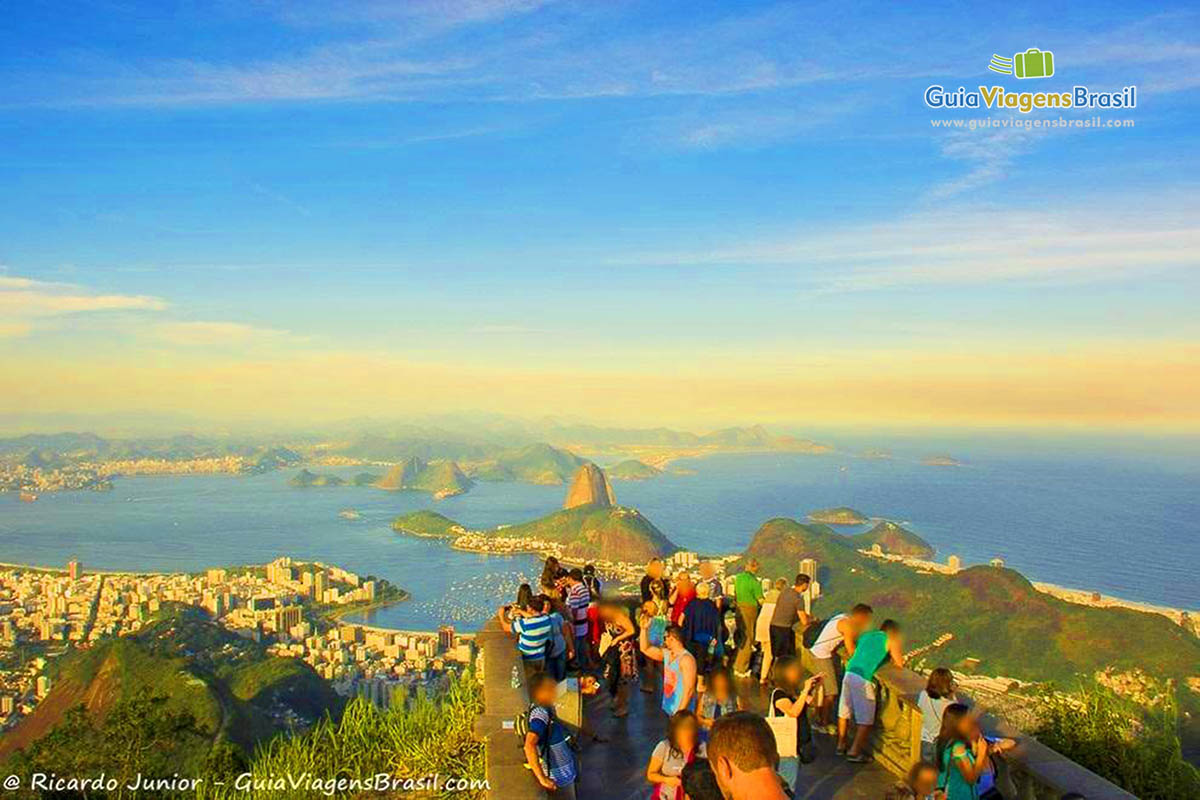 Imagem linda da Baía de Guanabara e ao fundo cidade de Niterói e Maricá.