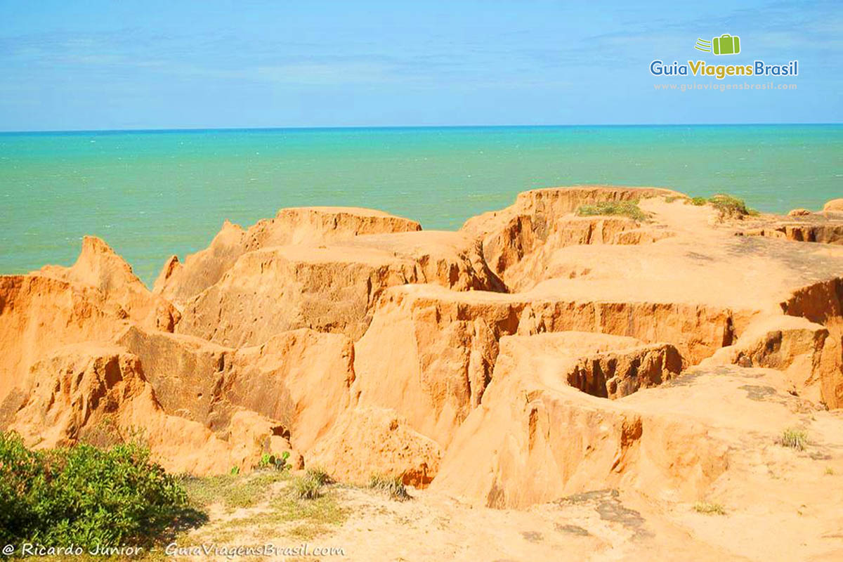 Imagem das falécias e do mar da Praia de Morro Branco.