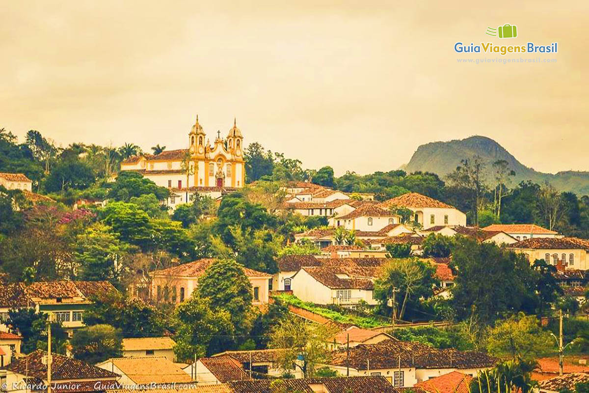 Imagem de linda igreja barroca no alto do morro.