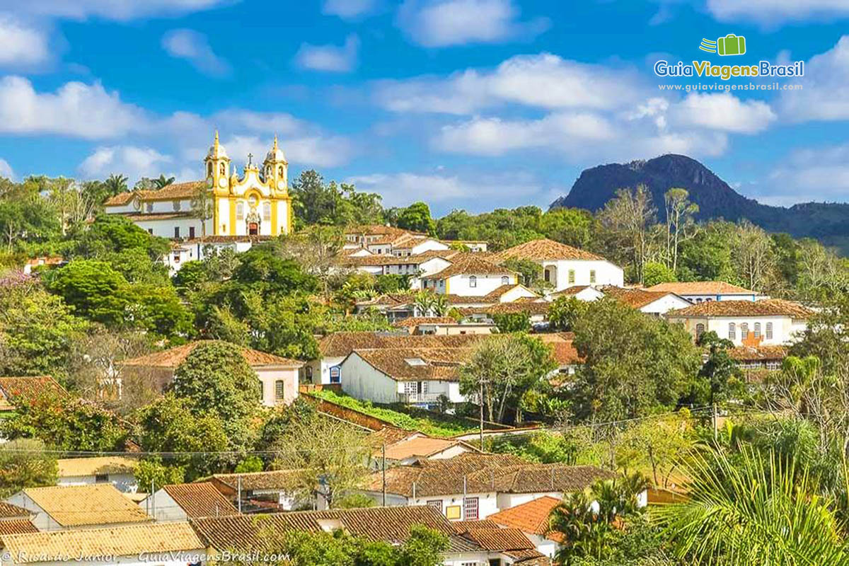 Imagem do alto da igreja e dos casarões. 