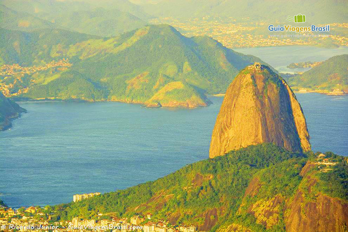 Imagem do sol batendo no morro do Pão de Açucar.