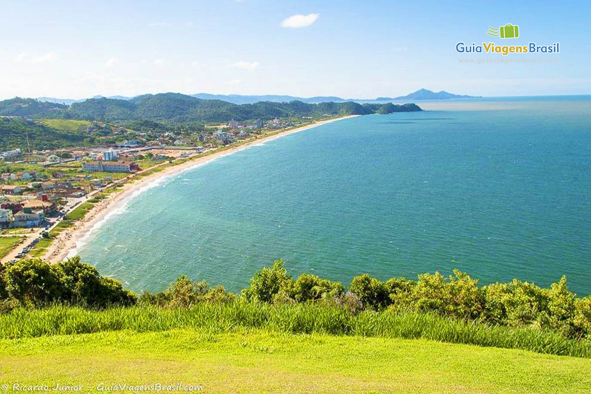 Imagem do alto da Praia dos Amores.