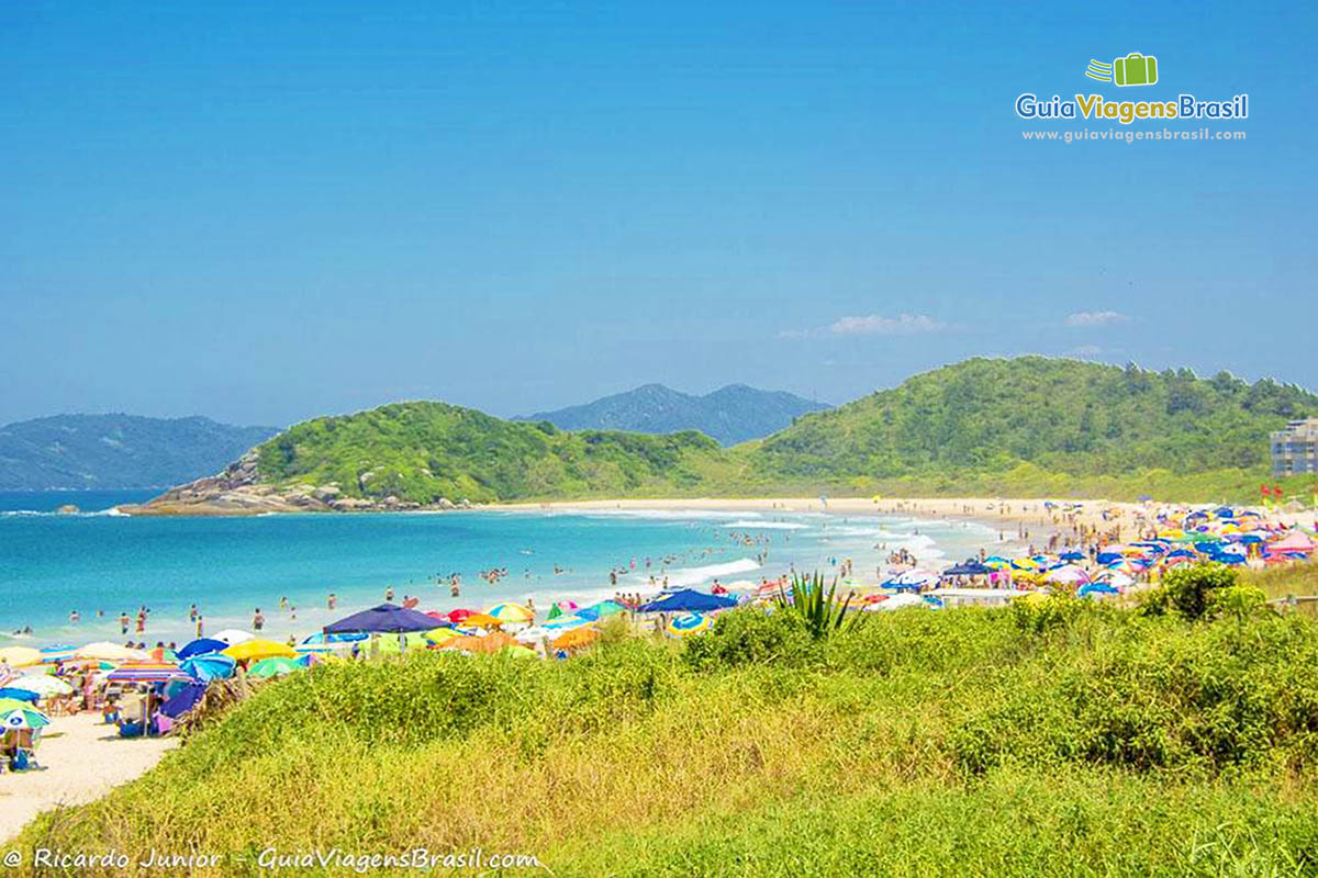 Imagem da bela Praia Quatro Ilhas, em Bombinhas.