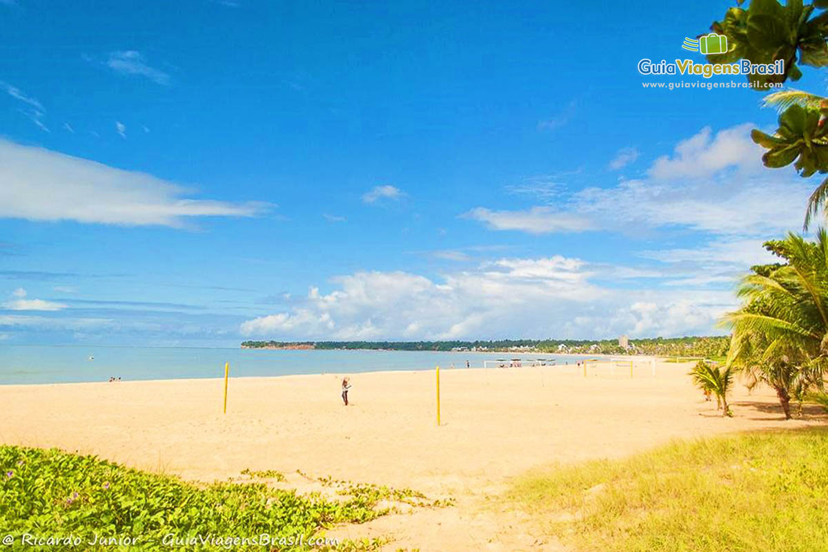 Imagem de rede de vôlei nas areias da Praia Cabo Branco, em João Pessoa.